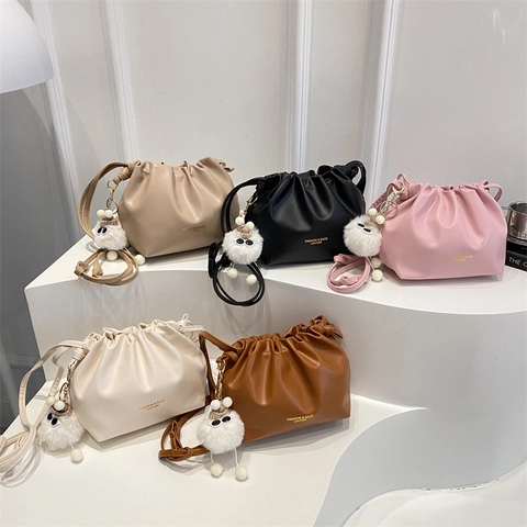 Sac à Bandoulière Femme Mode Plissé Cloud Bag en Cuir PU Tendance Souple Cordon de Serrage Sac à Épaule Messenger Avec Pendentif
