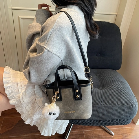 Borsa a Secchiello Mini da Donna Patchwork in Pelle PU Tela Tote Bag Con Ciondolo Mostro di Peluche Tracolla Regolabile Borsa a Mano Retro