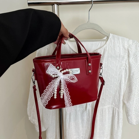 Mode Vrouwen Glanzend PU Leer Bucket Bag Met Kanten Strik Parel Hart Hanger Veelzijdige Crossbody Handtas Schoudertas