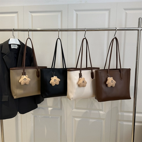Damen Große Kapazität PU Leder Tragetasche Mode Vintage Einfache Kontrastnähte Schultertasche Mit Plüschbär Anhänger