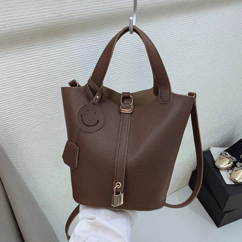 Borsa a Secchiello da Donna in Pelle PU con Trama Litchi Semplice Borsa a Mano Tracolla Versatile con Ciondolo a Lucchetto