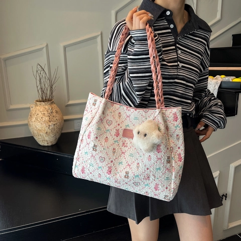 Borsa Tote da Donna con Orso Cartone Animato e Stampa Floreale in Tessuto Oxford con Manici Intrecciati Ciondolo in Peluche Grande