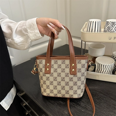 Bolso Cubo Vintage A Cuadros Para Mujer Cuero PU Impresión Monograma Bolso De Mano Pequeño Con Correa Ajustable Remaches Dorados