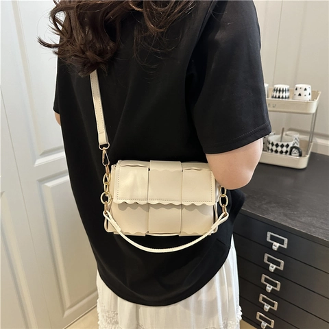Women Scalloped Edge Woven Shoulder Bag PU Leather Crossbody Bag Fashion Gold Chain Small Square Bag Daily Messenger Satchel