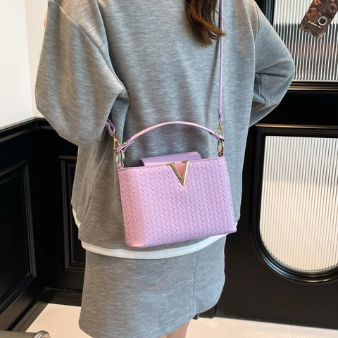 Women Woven Texture Shoulder Crossbody Bag Fashion Metal V Logo Small Square Bag PU Leather Handbag Casual Party Travel Tote