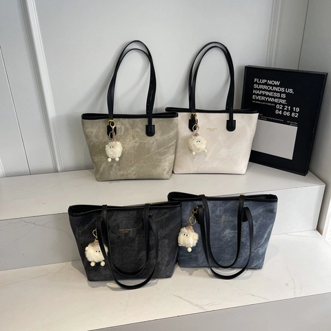 Große Tote Bag PU Leder Marmor Textur Minimalistische Damen Pendler Umhängetasche Mit Plüsch Anhänger