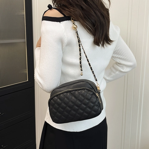 Modische Gesteppte Umhängetasche Für Damen Minimalistische Kamera-Tasche Aus PU-Leder Mit Verstellbarer Goldballkette