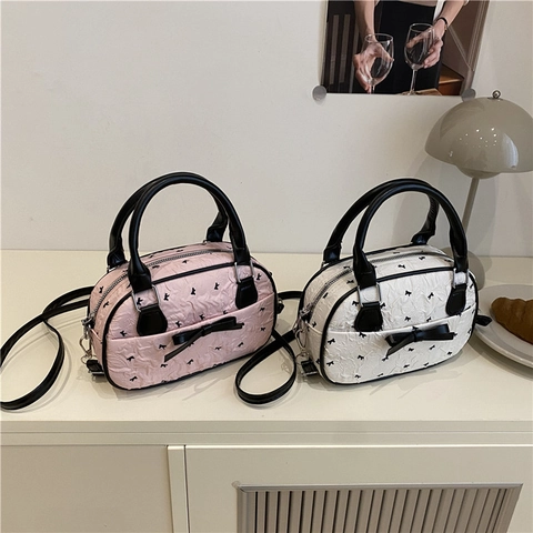 Borsa a Spalla da Donna in Tessuto a Bolle Plichettato Con Stampa a Fiocco Borsa Boston Con Ciondolo in Pizzo e Perle