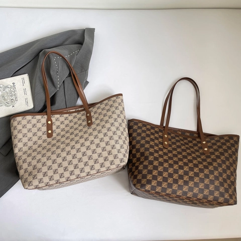 Bolso Tote Vintage con Monograma para Mujer de Gran Capacidad de Cuero PU Bolso de Hombro Retro de Damero para Viaje con Remaches