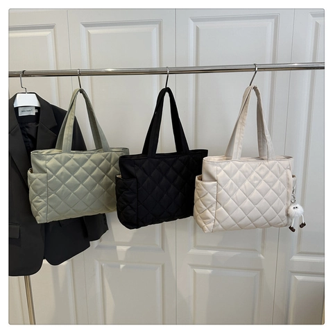 Large Capacity Quilted Diamond Lattice Tote Bag Lightweight Satin Nylon Puffy Shoulder Bag With Plush Pendant For Women