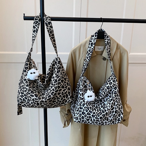 Borsa Tote da Donna con Stampa Leopardata Grande Capacità Tessuto Composito Tracolla Larga Borsa Casual con Ciondolo Peluche Bianco