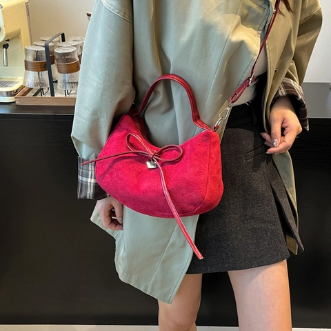 Bolso Hobo Dumpling de Gamuza Vintage para Mujer Color Sólido Con Lazo Colgante de Corazón de Metal Bolso de Hombro de Moda