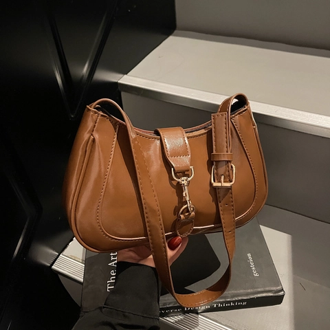 Bolso de hombro para mujer de cuero PU moderno Hebilla de metal vintage Bolso hobo Color sólido Elegante Diario Versátil