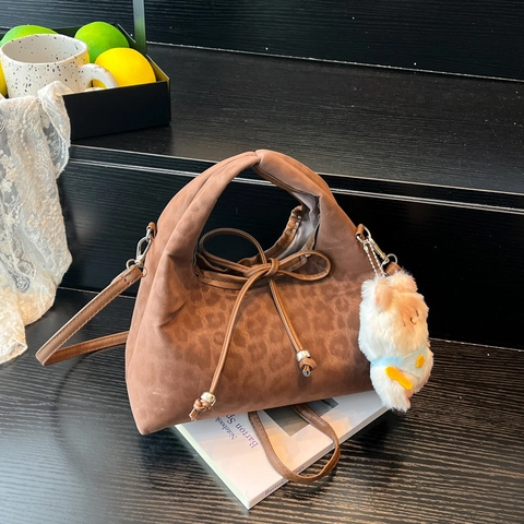 Damen Leopardenmuster PU Leder Handtasche Mit Schleife Und Bär Anhänger Vielseitige Umhängetasche Für Damen Casual Mode