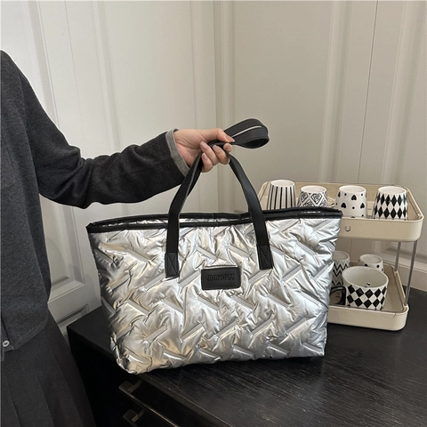 Damen Metallic Gesteppte Tragetasche Große Kapazität Gesteppte Schulterhandtasche Leichtes Winter Daunen Mode Pendler Tasche