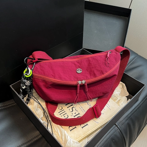 Leichte Oxford-Gewebe Halbmond Umhängetasche Für Damen Sportliche Dumpling Brusttasche Mit Abnehmbarem Geflochtenem Anhänger