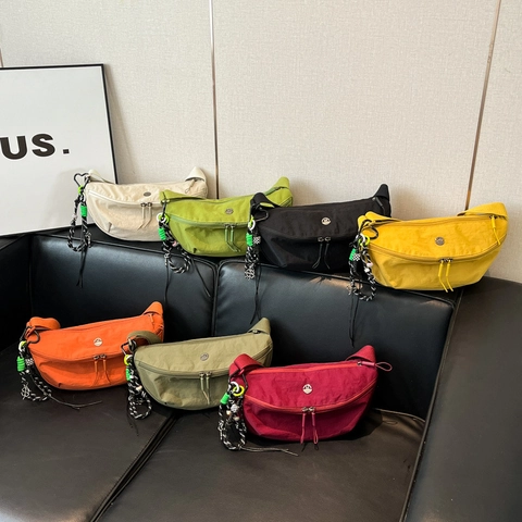Leichte Oxford-Gewebe Halbmond Umhängetasche Für Damen Sportliche Dumpling Brusttasche Mit Abnehmbarem Geflochtenem Anhänger