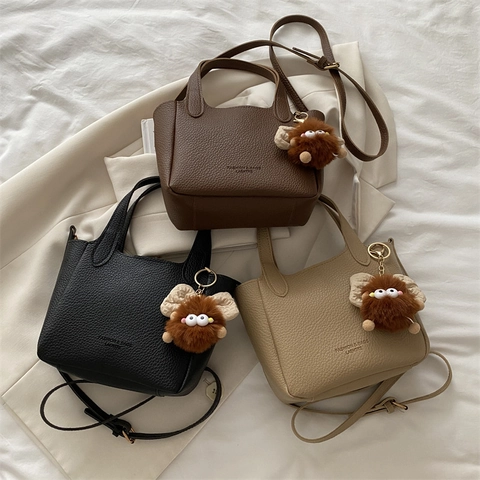 Sac Seau Décontracté en Cuir PU Litchi pour Femmes Sac à Bandoulière Minimaliste Avec Pendentif en Peluche Mode Coréenne