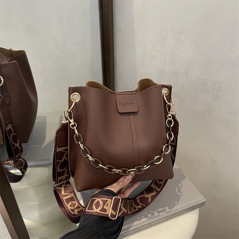Women Lychee Grain PU Leather Bucket Bag With Wide Printed Strap And Decorative Chain Fashion Shoulder Crossbody Handbag