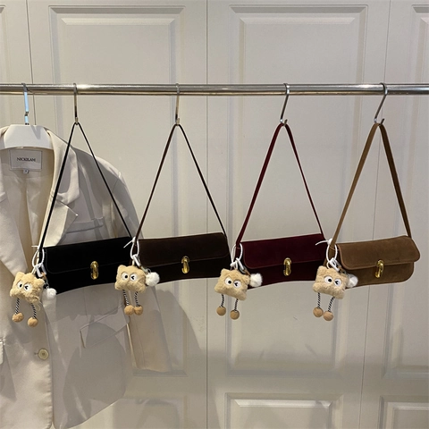 Bolso de Hombro Retro de Gamuza para Mujer Bolso de Axila Cierre de Metal Con Amuleto de Peluche Moda Color Sólido Baguette