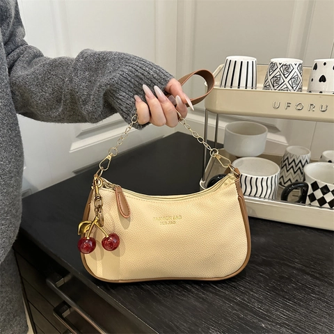 Bolso De Hombro Elegante Para Mujer Cuero PU Grano De Lichi Forma De Media Luna Con Colgante De Cereza Y Cadena