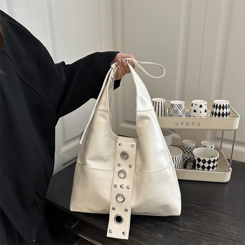 Vintage Punk Glänzende PU Leder Hobo Tasche Mit Metallösen Und Nieten Große Kapazität Schultertasche Für Damen