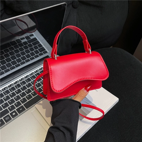 Damen Mode PU Leder Mini Umhängetasche Wellenkante Klappdeckel Kleine Quadratische Handtasche Einfarbige Schulter Handytasche