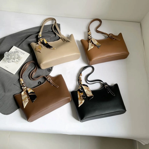 Elegante PU Leder Damen Tragetasche Mit Großer Kapazität Satin Schal Dekoration Kontrastnähte Schulter Pendler Tasche