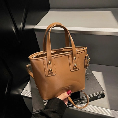 Bolso de Cubo de Charol Retro Para Mujer PU Brillante Bolso de Hombro Con Remaches Dorados Y Relieve de Letras Para Diario