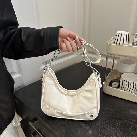 Bolso Hobo Media Luna de Cuero Charol Brillante para Mujer Cadena Plateada Bolso de Hombro Axila Color Sólido Moda Bolso Dumpling