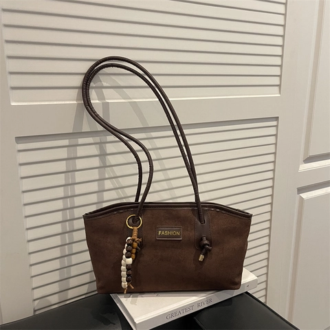 Bolso de Hombro de Cuero PU Vintage para Mujer Gran Capacidad Bolso de Axila de Gamuza Sintética Con Colgante de Cuentas Moda