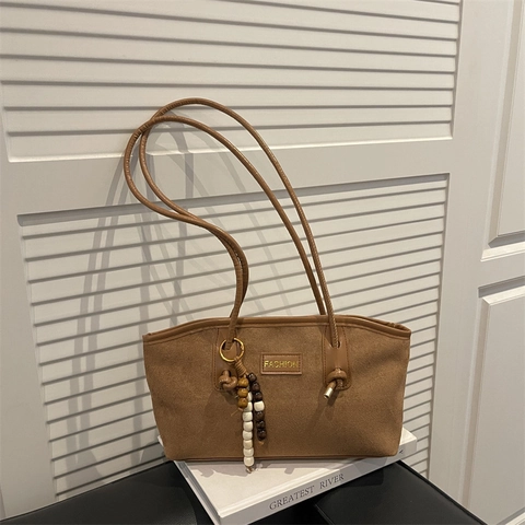 Bolso de Hombro de Cuero PU Vintage para Mujer Gran Capacidad Bolso de Axila de Gamuza Sintética Con Colgante de Cuentas Moda