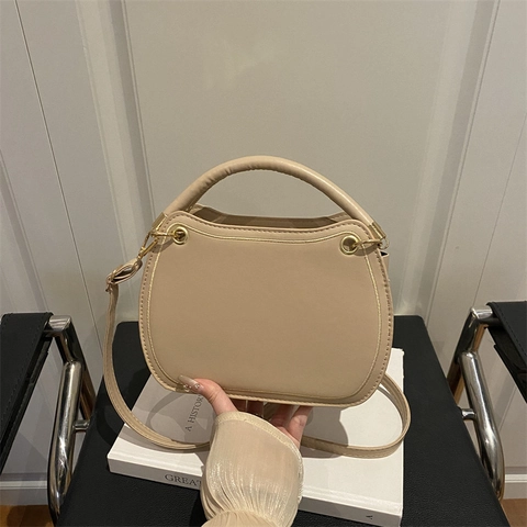 Bolso de Hombro de Cuero PU de Color Sólido Minimalista para Mujer Bolso de Silla de Media Luna Vintage Herrajes Dorados Bandolera Diaria