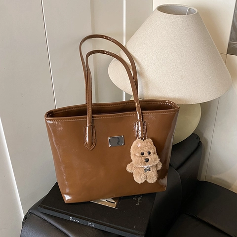 Damen Glänzende PU Leder Shopper Tasche Große Kapazität Umhängetasche Mit Bär Anhänger Glänzende Oberfläche Metall Dekor