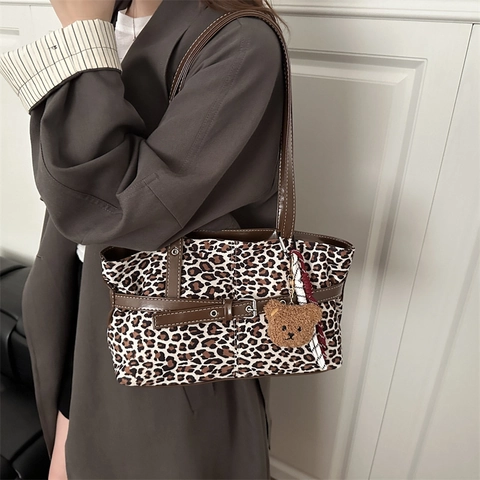 Bolso Tote de Estampado de Leopardo Retro para Mujer Gran Capacidad Bolso de Hombro de Lona Casual con Colgante de Oso Moda Otoño Invierno