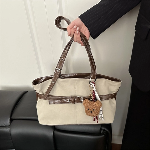 Borsa Tote da Donna in Camoscio Vintage Grande Capacità Fibbia della Cintura Retro Sottobraccio a Tracolla Pendolare Con Ciondolo a Orso