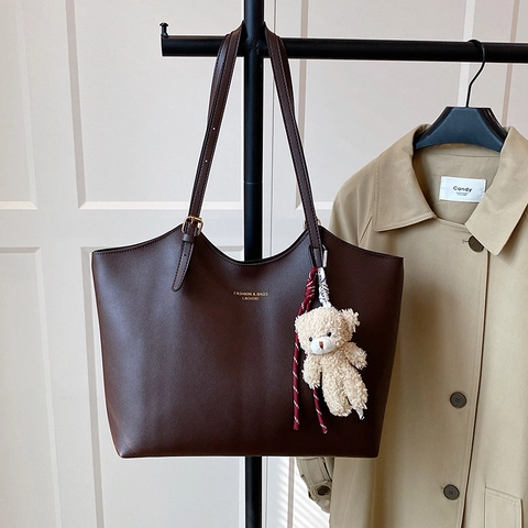 Large Capacity Tote Bag For Women PU Leather Minimalist Shoulder Handbag With Plush Bear Pendant Commuter