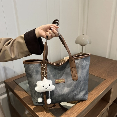 Sac Fourre-tout Grande Capacité en Cuir PU Texture Denim Sac à Bandoulière Quotidien Style Vintage pour Femme Avec Pendentif Nuage