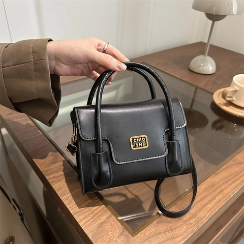 Vintage Damen PU Leder Kleine Quadratische Umhängetasche Einfarbig Klappe Handtasche Mit Goldenem Metall Logo Für Alltag