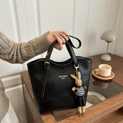Vintage PU Leather Large Capacity Tote Bag For Women Retro Casual Commuting Shoulder Bag With Rabbit Charm Solid Color