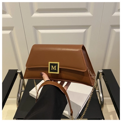 Borsa a Spalla da Donna a Trapezio in Pelle PU Fibbia M Dorata Tracolla a Catena Versatile Borsa a Tracolla Pendolare