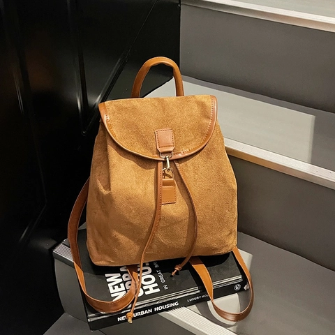 Sac à Dos En Daim Vintage Pour Femmes Grande Capacité Minimaliste Urbain Sac De Voyage Cordon Rabat Boucle Métallique