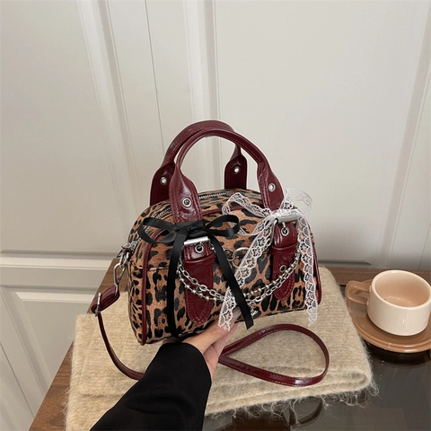 Borsa a Mano Gotica Leopardata Y2K Punk Borsa a Tracolla Donna in Pelle PU Con Catena di Metallo Pizzo Fiocco Croce Boston Bag