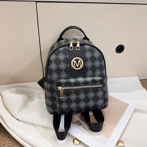 Mochila Mini de Moda para Mujer Cuero PU Estampado Letras M Textura Acolchada Logo Metal Dorado Versátil Viaje Bolso Pequeño
