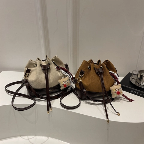 Borsa a Secchiello in Pelle Scamosciata a Contrasto Vintage da Donna Borsa a Tracolla alla Moda con Ciondolo in Peluche Uso Quotidiano