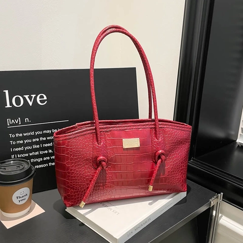Large Capacity Women Tote Bag PU Leather Crocodile Pattern Quilted Style Commuter Shoulder Bag Gold Plate Detail Elegant Handbag