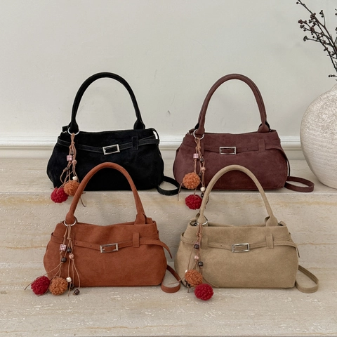 Borsa Shopping da Donna in Pelle PU Smerigliata Retrò Borsa a Tracolla Pendolare di Grande Capacità Con Elegante Ciondolo a Palla di Peluche