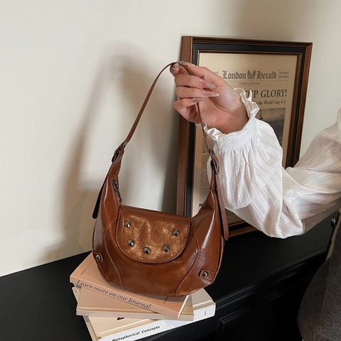 Borsa a Tracolla a Mezzaluna in Pelle PU Retrò Con Decorazione a Rivetti Tracolla Regolabile Borsa a Spalla Hobo Piccola da Donna