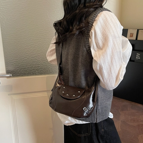 Borsa a Tracolla a Mezzaluna in Pelle PU Retrò Con Decorazione a Rivetti Tracolla Regolabile Borsa a Spalla Hobo Piccola da Donna