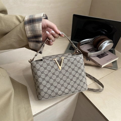 Bolso de Hombro con Monograma Vintage para Mujer Cuero PU Bolso Cruzado Con Hebilla de Metal V Dorada Minimalista Urbano